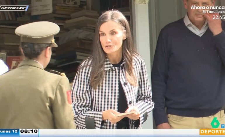 Así pide dinero la reina Letizia a su escolta al darse cuenta de que no lleva efectivo en la Feria del Libro