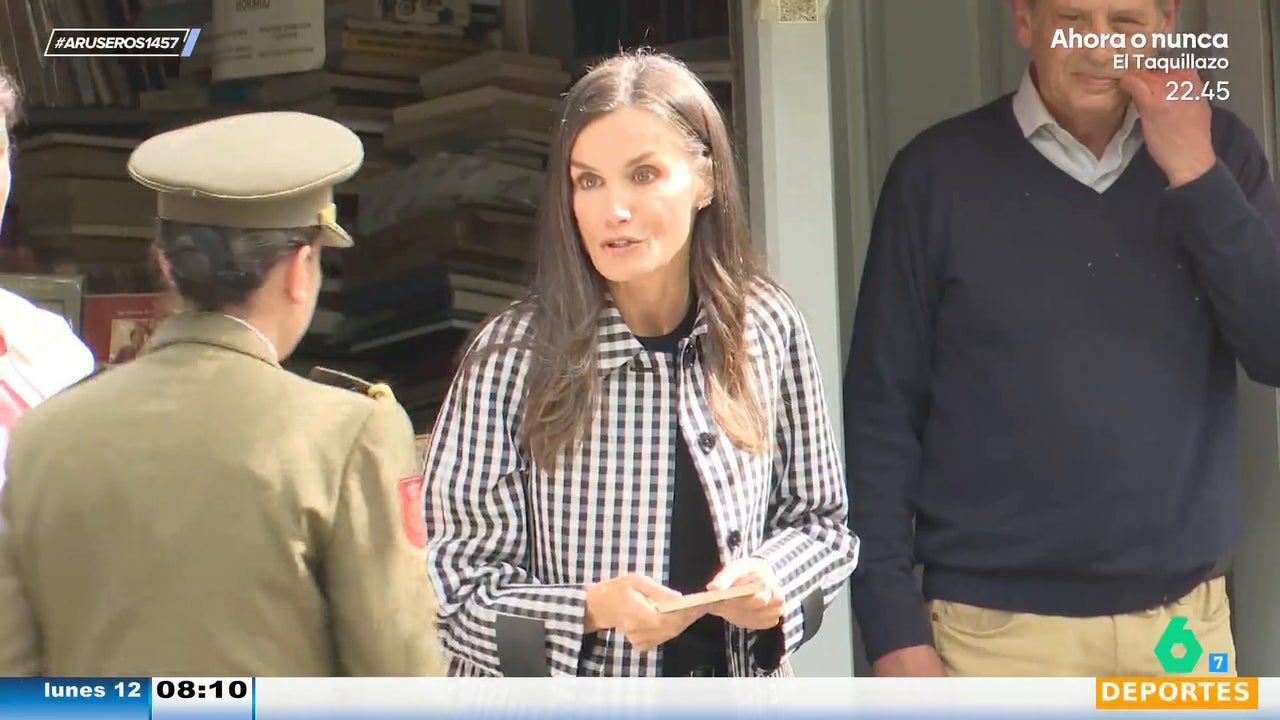 Así pide dinero la reina Letizia a su escolta al darse cuenta de que no lleva efectivo en la Feria del Libro