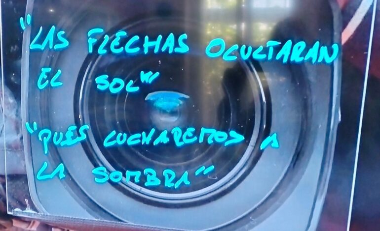 La llamativa frase que ha escrito Carlos Alcaraz en la cámara tras ganar a Khachanov