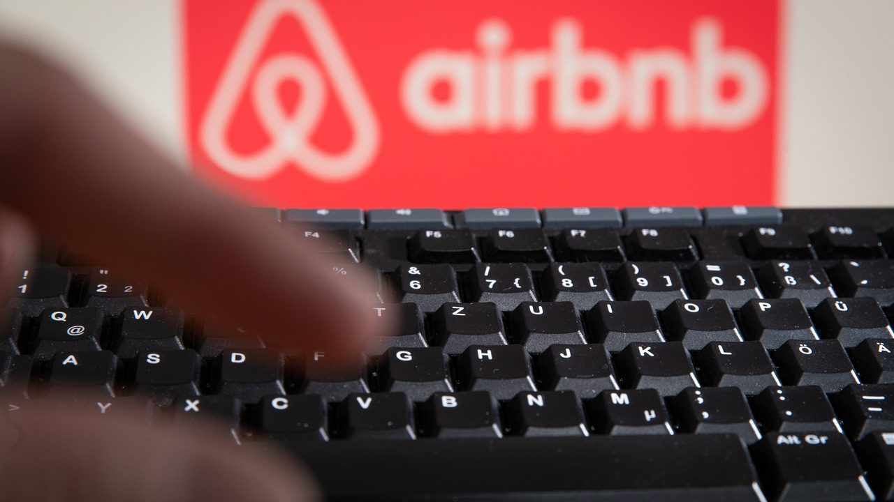 Consumo ordena a Airbnb el bloqueo de más de 65.000 anuncios ilegales de pisos turísticos