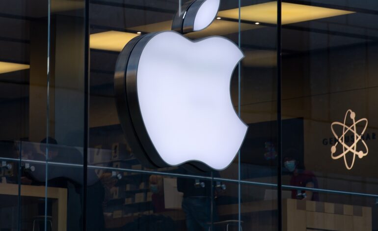 Trump amenaza con aranceles del 25% a Apple si no fabrica sus iPhone en Estados Unidos