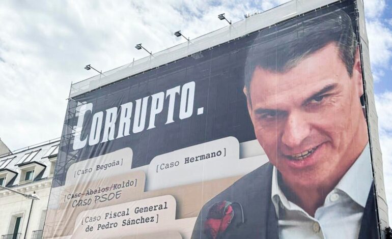 El PSOE denuncia injurias y calumnias por la lona colgada frente al Congreso que acusa a Sánchez de «corrupto»