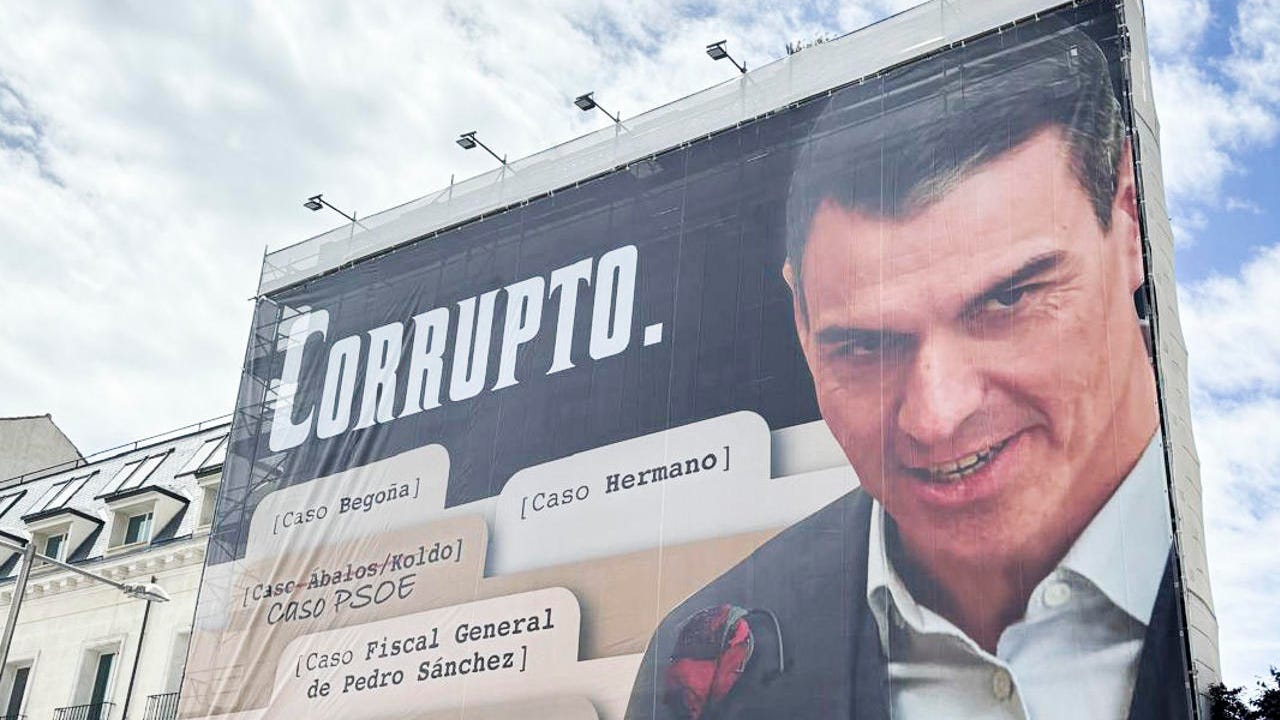 El PSOE denuncia injurias y calumnias por la lona colgada frente al Congreso que acusa a Sánchez de «corrupto»