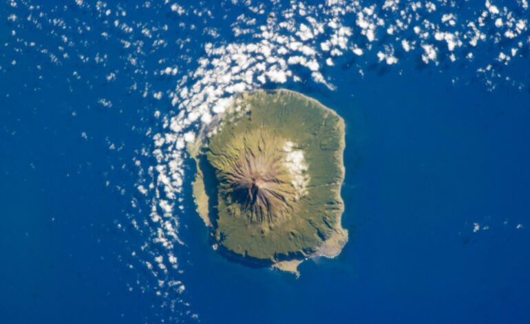 El lugar más aislado del planeta: 200 personas, un volcán activo y cero turistas