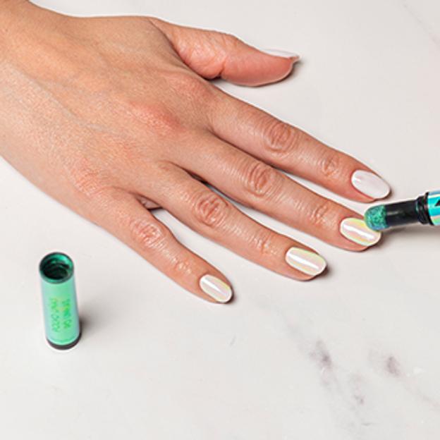 Aplique la pluma mágica de Deliplus a las uñas.