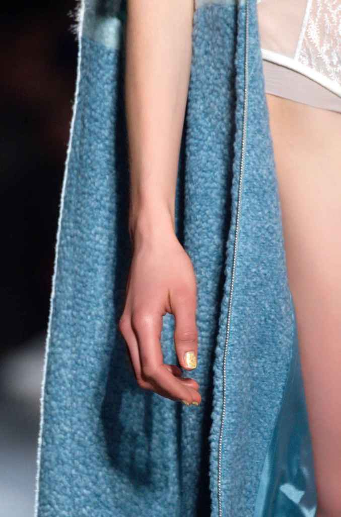 Las flores y el amarillo son un rotundo sí en las uñas
