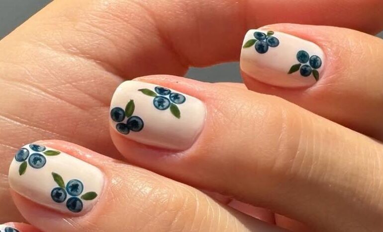 Solo necesitarás una horquilla para hacer esta manicura floral