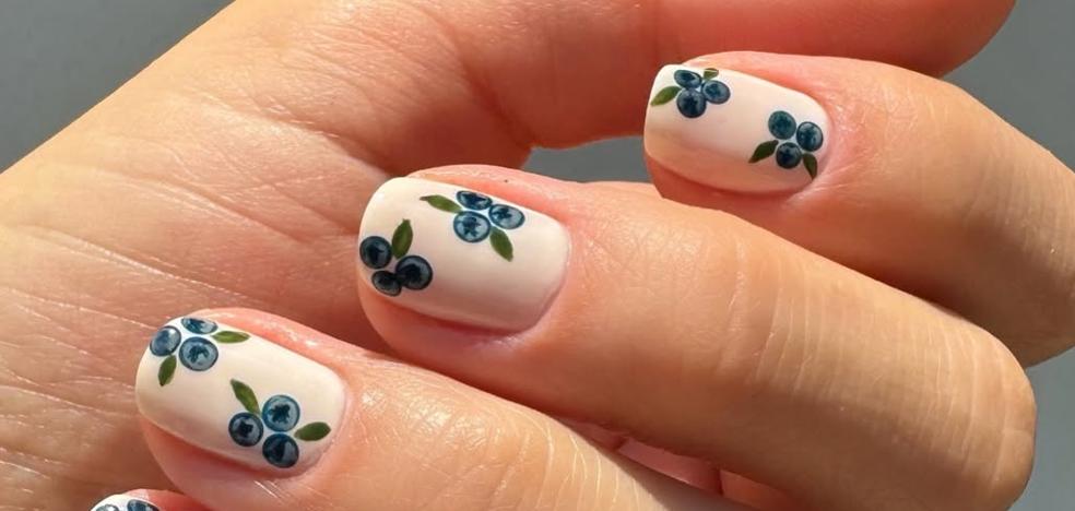 Solo necesitarás una horquilla para hacer esta manicura floral