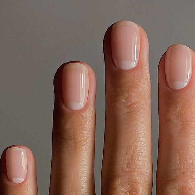 Manicura japonesa con esmalte translúcido