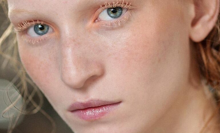 Zara lanza el lápiz perfecto para hacerte unas pecas falsas en segundos
