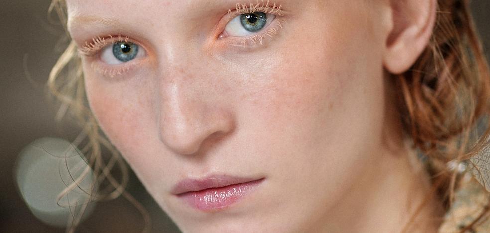 Zara lanza el lápiz perfecto para hacerte unas pecas falsas en segundos