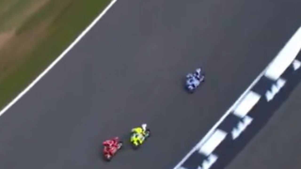 ¡Al más absoluto límite! Así fue la épica pelea en la última vuelta entre Márquez y Morbidelli