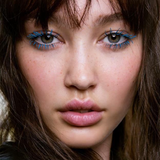 Las mejores máscaras de pestañas azules que promueven todos los colores de los ojos