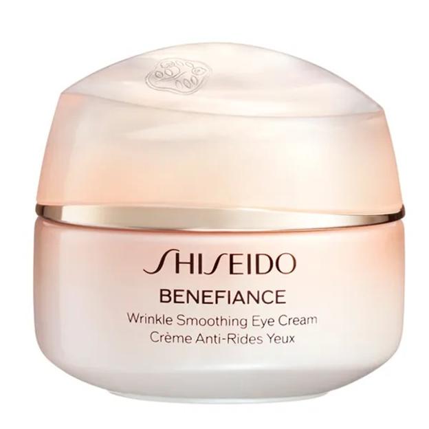 Beneficiario en arrugas con crema de ojos Shiseido.