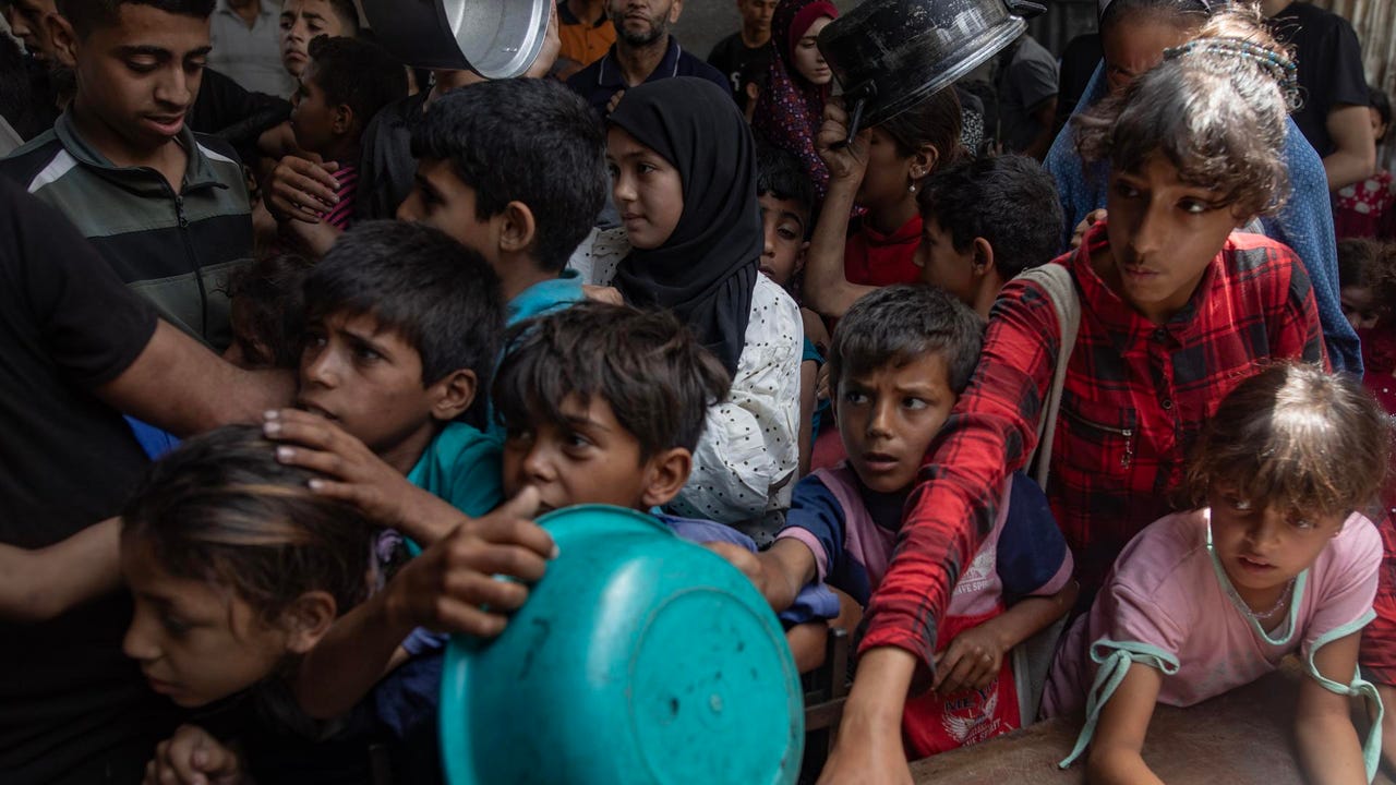 Cientos de miles de gazatíes del norte, obligados a desplazarse a Ciudad de Gaza por la ofensiva israelí