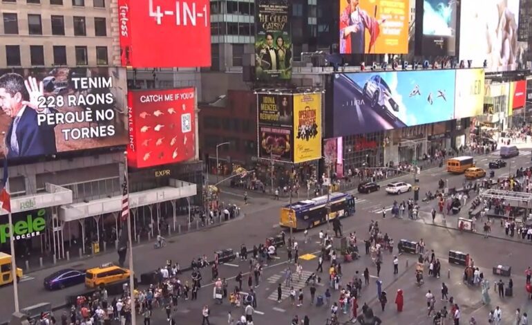 El mensaje a Mazón en Times Square (Nueva York) que le recuerda que no puede esconder su «nefasta gestión» de la DANA