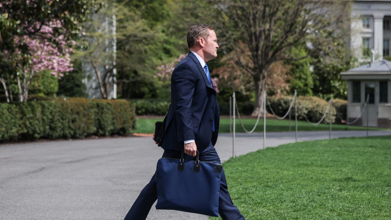 Mike Waltz deja el cargo de asesor de Seguridad Nacional en el Gobierno de Trump tras el escándalo del ‘Signalgate’