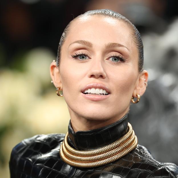 Miley Cyrus con maquillaje MakeBelline New York en la Gala Met.