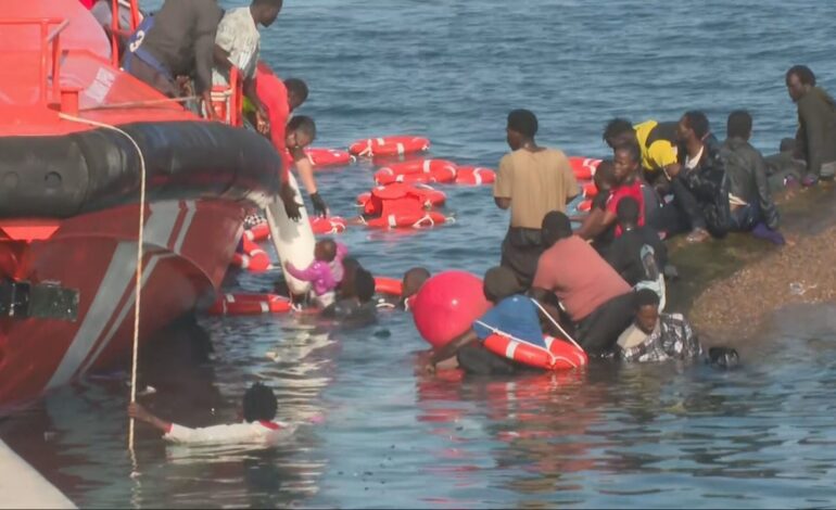 El dramático momento en el que el cayuco vuelca al llegar a La Restinga (El Hierro)