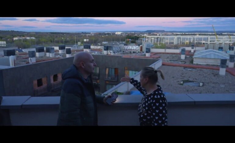 Una mujer que compró una vivienda en el 'hotel okupa' de San Blas: "Pagué 2 años al propietario hasta que nos quitaron la luz"
