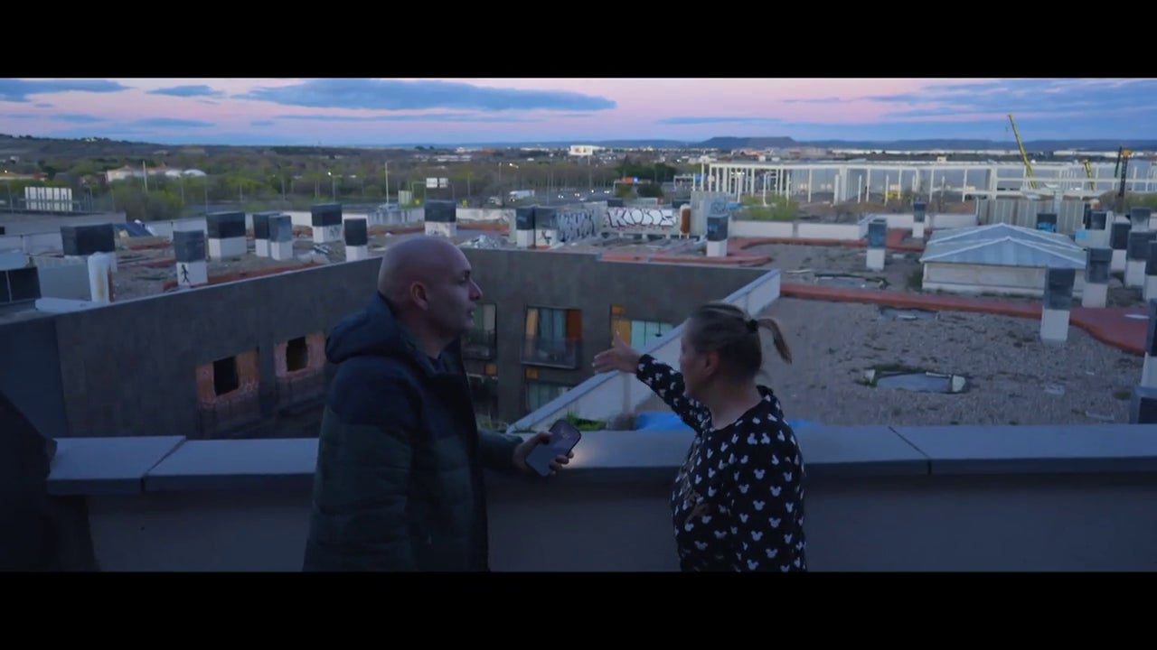 Una mujer que compró una vivienda en el 'hotel okupa' de San Blas: "Pagué 2 años al propietario hasta que nos quitaron la luz"