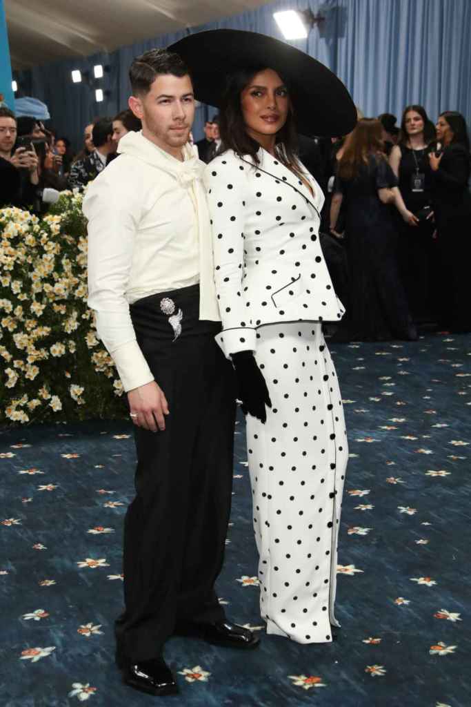 Nick Jonas y Priyanka Chopra en la gala Red pone 2025