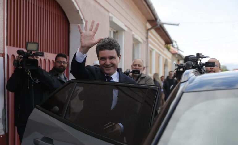 Las encuestas a pie de urna sitúan al europeísta independiente Nicusor Dan como ganador de las elecciones en Rumanía