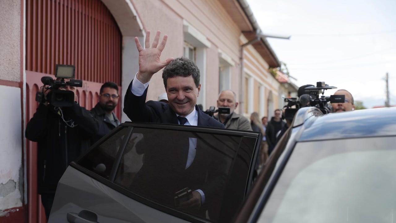 Las encuestas a pie de urna sitúan al europeísta independiente Nicusor Dan como ganador de las elecciones en Rumanía