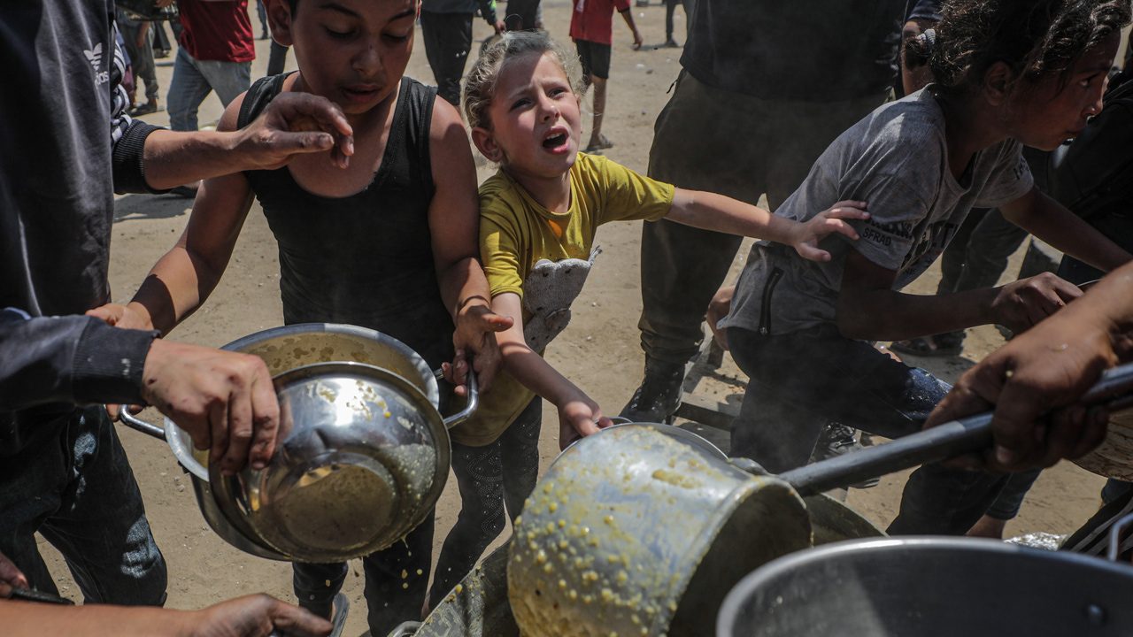 sin comida, sin agua y con la ayuda en manos de una ‘fundación’ privada de EEUU