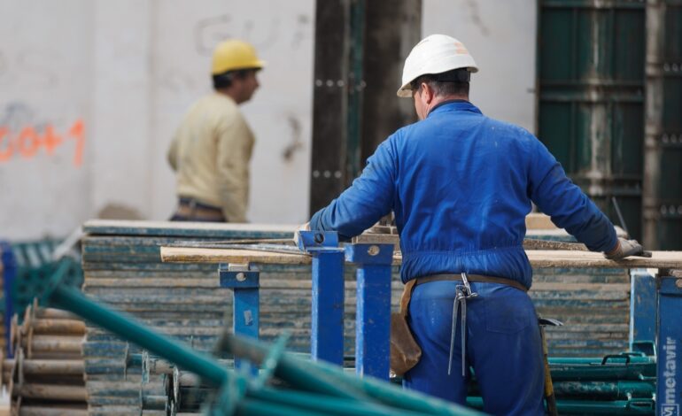 Así se determinará qué trabajadores pueden retirarse desde los 52 años por tener un trabajo peligroso o dañino