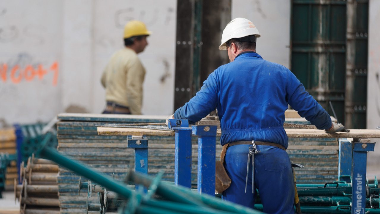 Así se determinará qué trabajadores pueden retirarse desde los 52 años por tener un trabajo peligroso o dañino