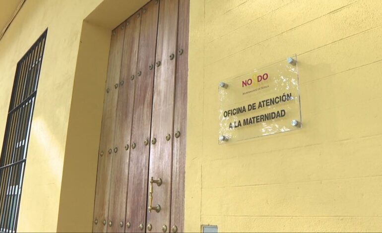 Guerra en Sevilla por la 'oficina de atención a la maternidad': protestas, acusaciones de 'chiringuito' y choque entre PP, Vox y el feminismo