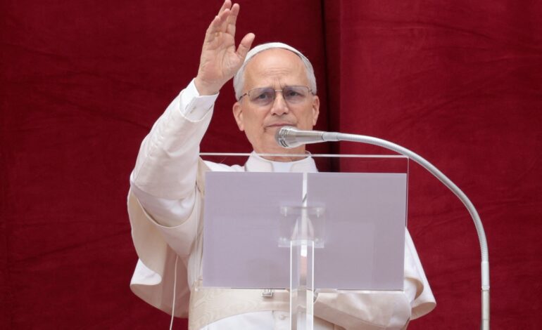 El papa León XIV ofrece su primer rezo desde el balcón central de la basílica de San Pedro