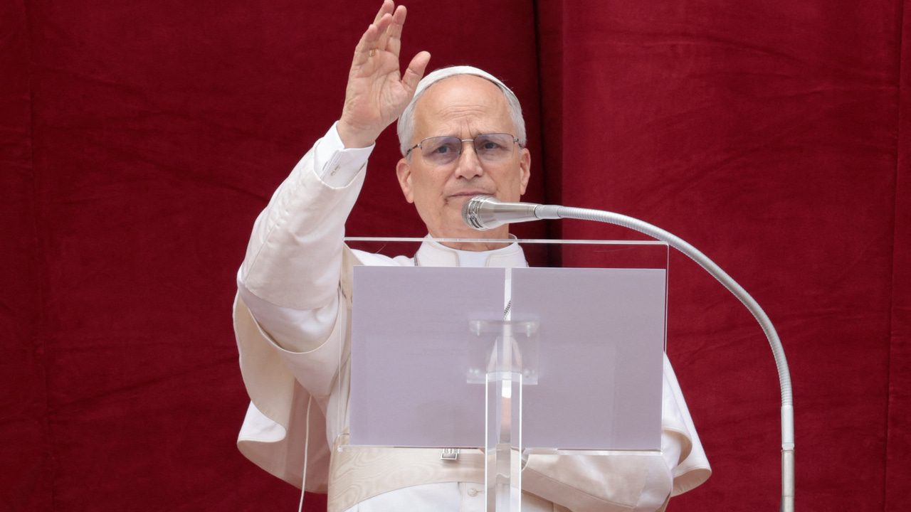 El papa León XIV ofrece su primer rezo desde el balcón central de la basílica de San Pedro