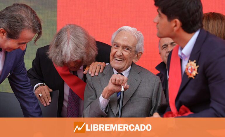 «Maestro del pensamiento económico liberal»: Pedro Schwartz recibe la Gran Cruz de Orden del Dos de Mayo