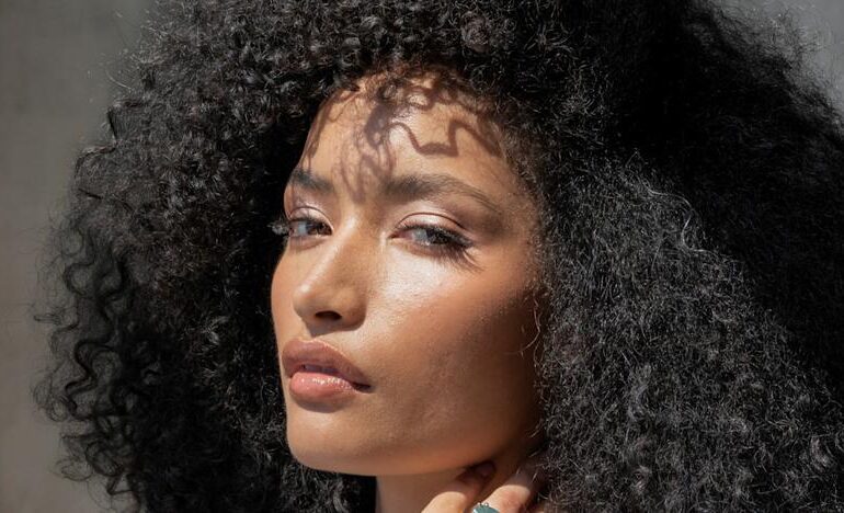 Cómo evitar el encrespamiento en verano si tienes el pelo muy rizado con el método curly