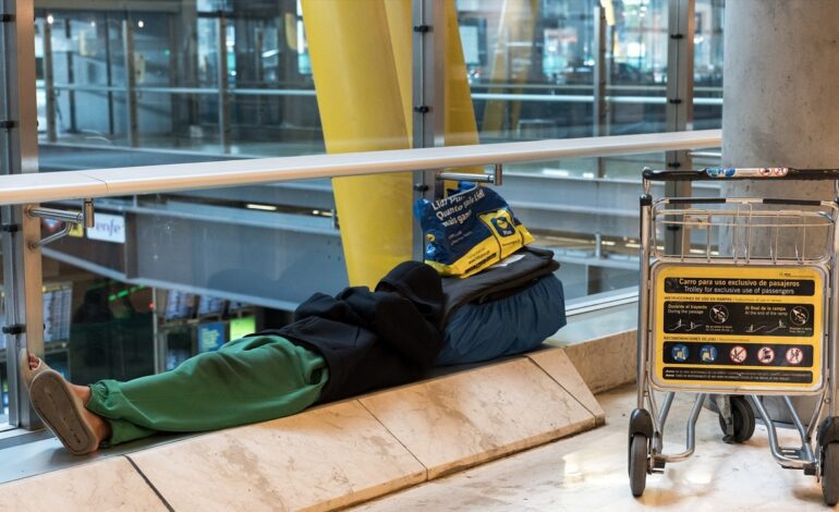 hablarán el jueves de la crisis en Barajas por la pernoctación de personas sin hogar