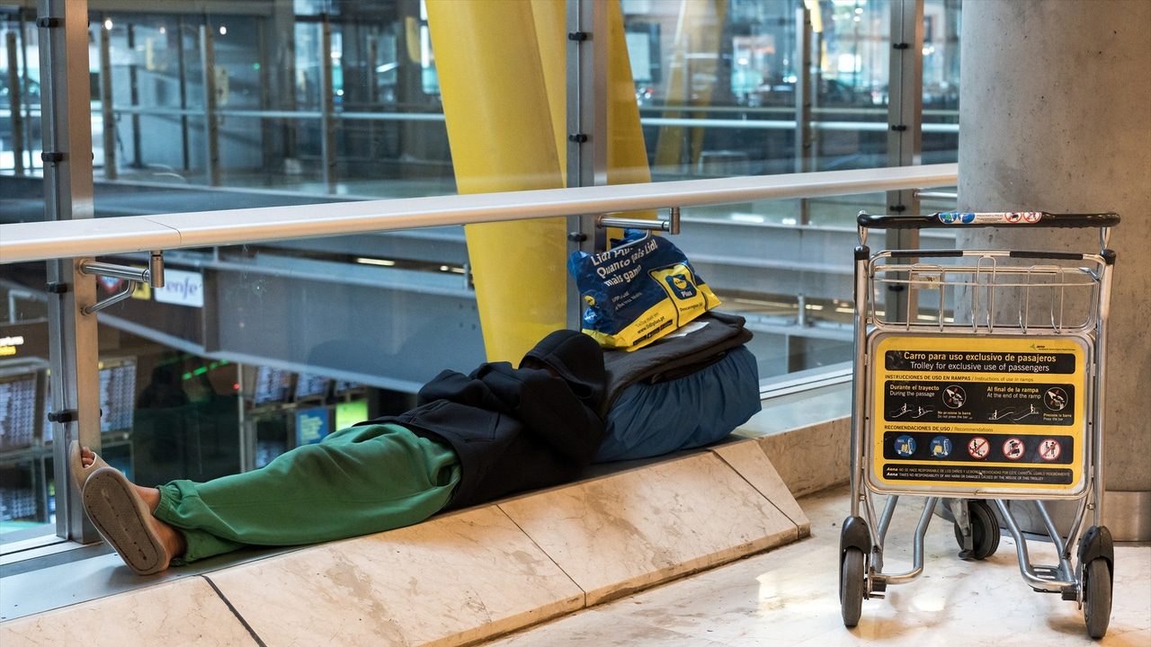 hablarán el jueves de la crisis en Barajas por la pernoctación de personas sin hogar