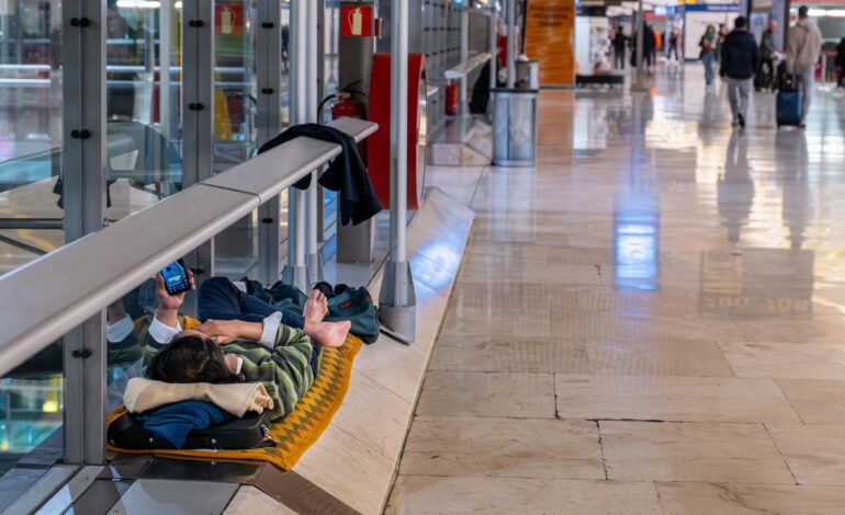 AENA instala controles que dejarán fuera a cientos de personas sin hogar