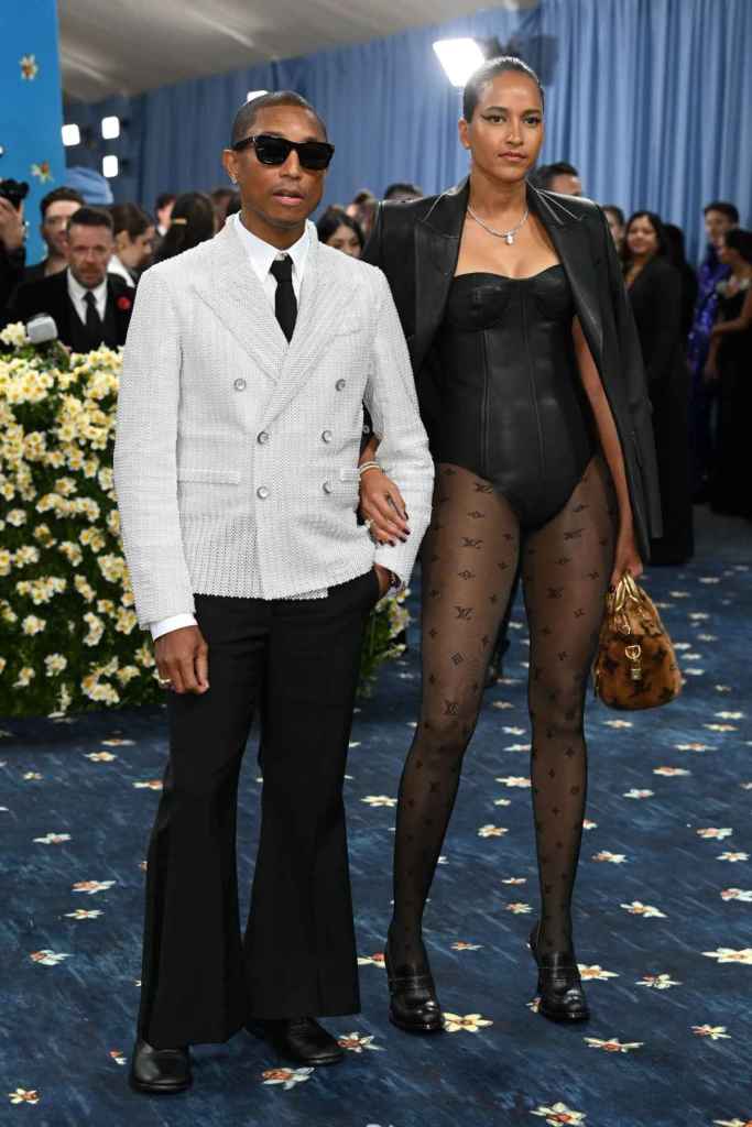 Pharrell Williams y Helen Losichanh en el coche de gala Red Met