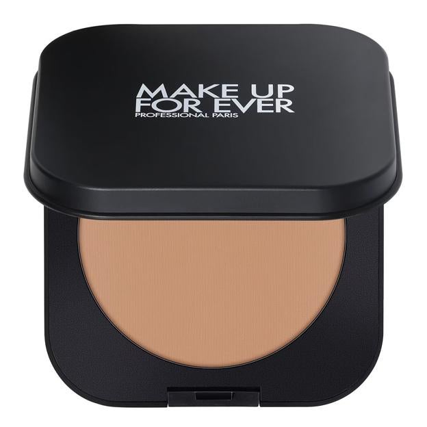 Artista frente a los polvos de maquillaje para siempre