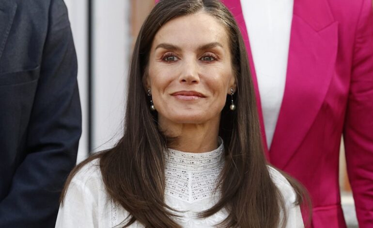 Los 5 vestidos más populares de la reina Letizia y dónde encontrarlos en su versión asequible para ir elegante esta primavera/verano