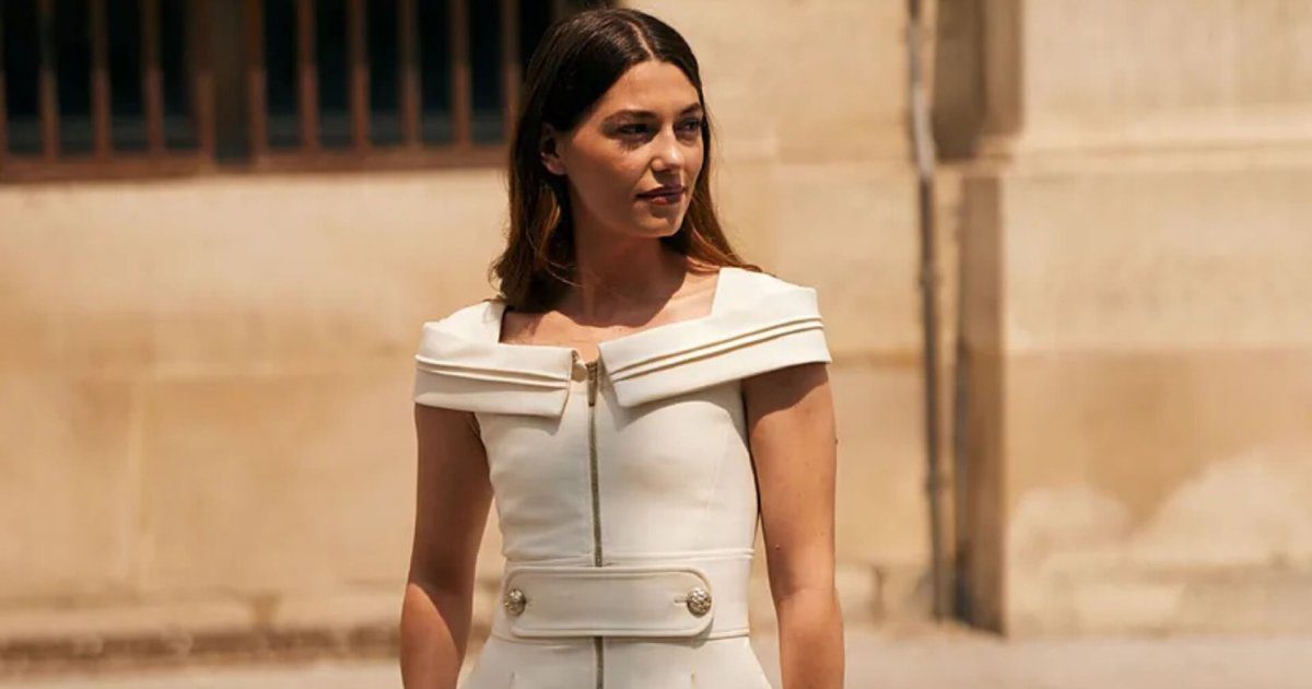 Descubre los 11 vestidos blancos de Zara que realzan tu figura y son ideales para el verano 2025