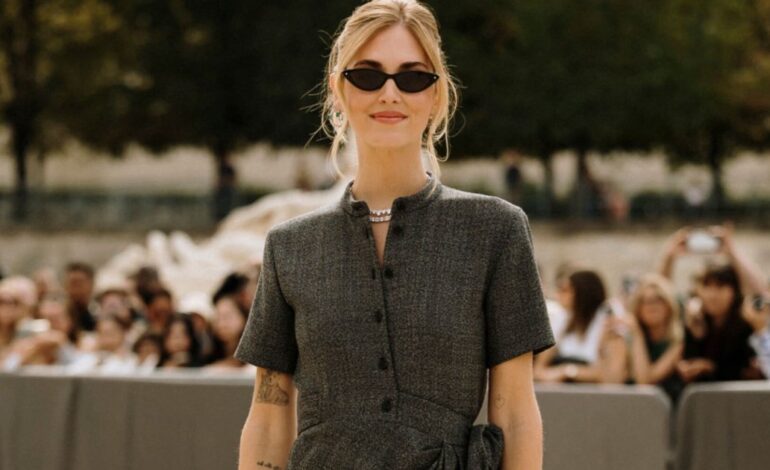 Solo necesitas un vestido camisero (y combinarlo así de bien) para vestir elegante todo el verano