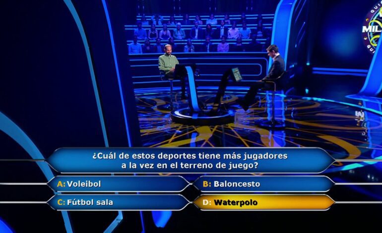El público salva a Jairo de lanzarse a una piscina vacía al no apostar por el waterpolo