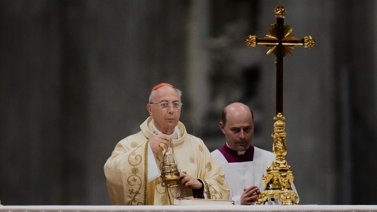 Quién es Dominique Mamberti, el cardenal que anunciará al mundo «Habemus Papam»