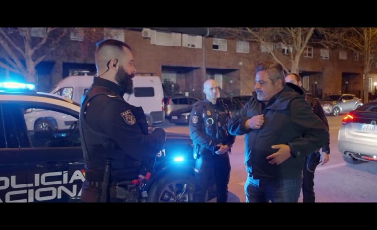 La reacción de Jalis de la Serna cuando la Policía le pone un chaleco antibalas antes de subirse a su coche