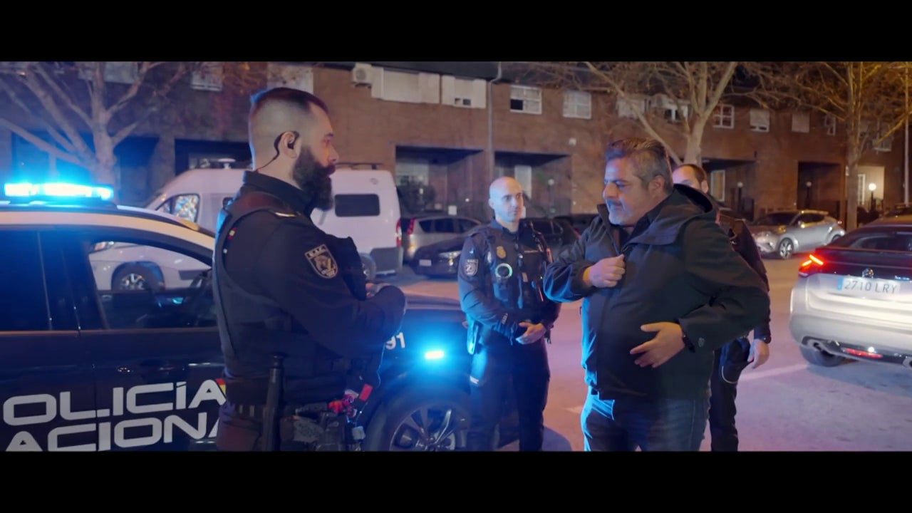 La reacción de Jalis de la Serna cuando la Policía le pone un chaleco antibalas antes de subirse a su coche