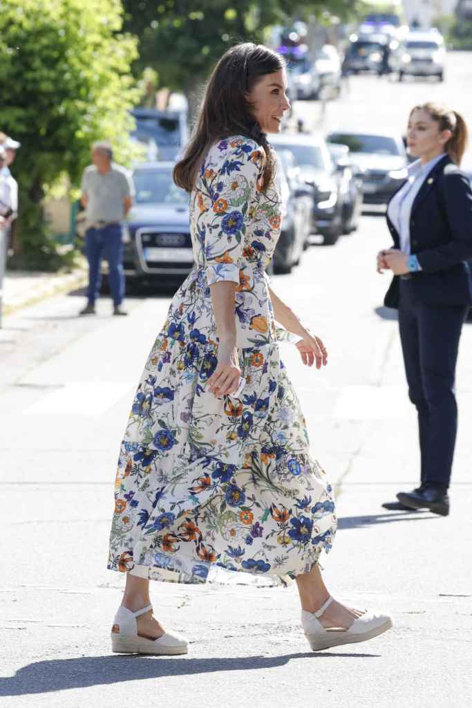 Queen Letizia durante su visita a Guadalupe (Cáceres) con el vestido de camisa 'Lirio' de Yolanda Guillen (Foto: Gtres).