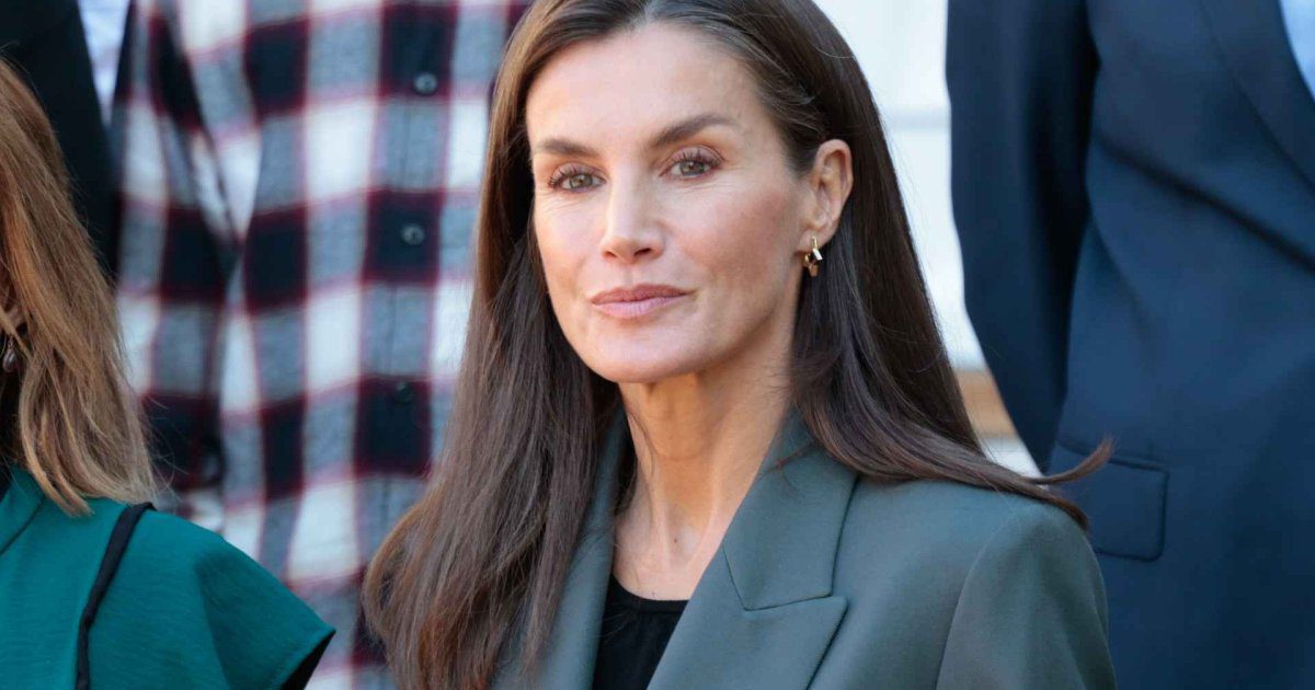 Los pantalones efecto dos tallas menos que han hecho que la reina Letizia se enamore de la firma francesa favorita de las pijas madrileñas
